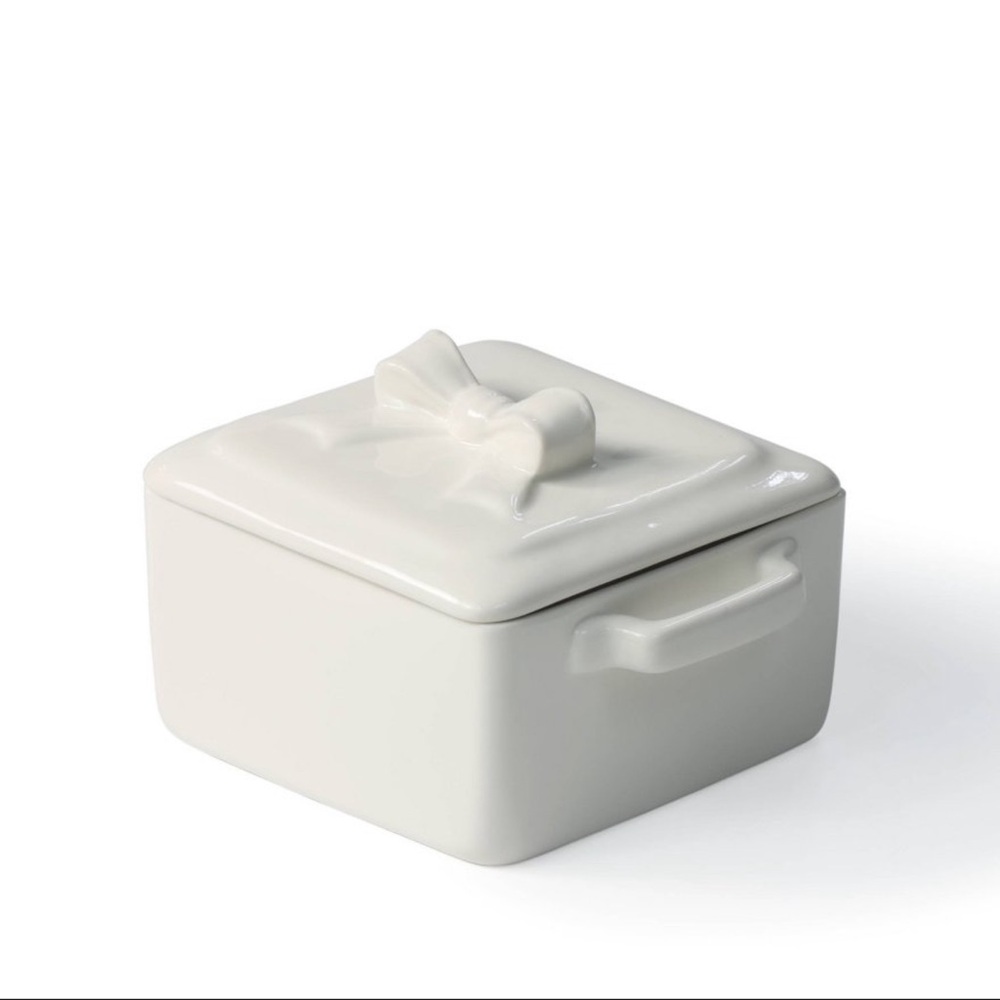 New! Target Bullseye Playground Elegant Ceramic White Bakeware w/ Bow on Lid